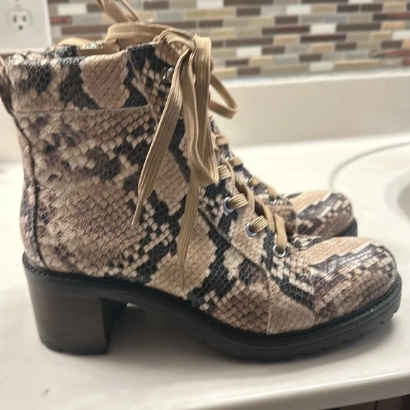 Vince Camuto, snake skin print leather combat boot size 9 - Picture 4 of 7